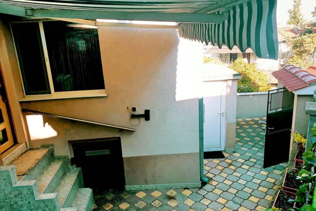 нouse With Cute Little Yard